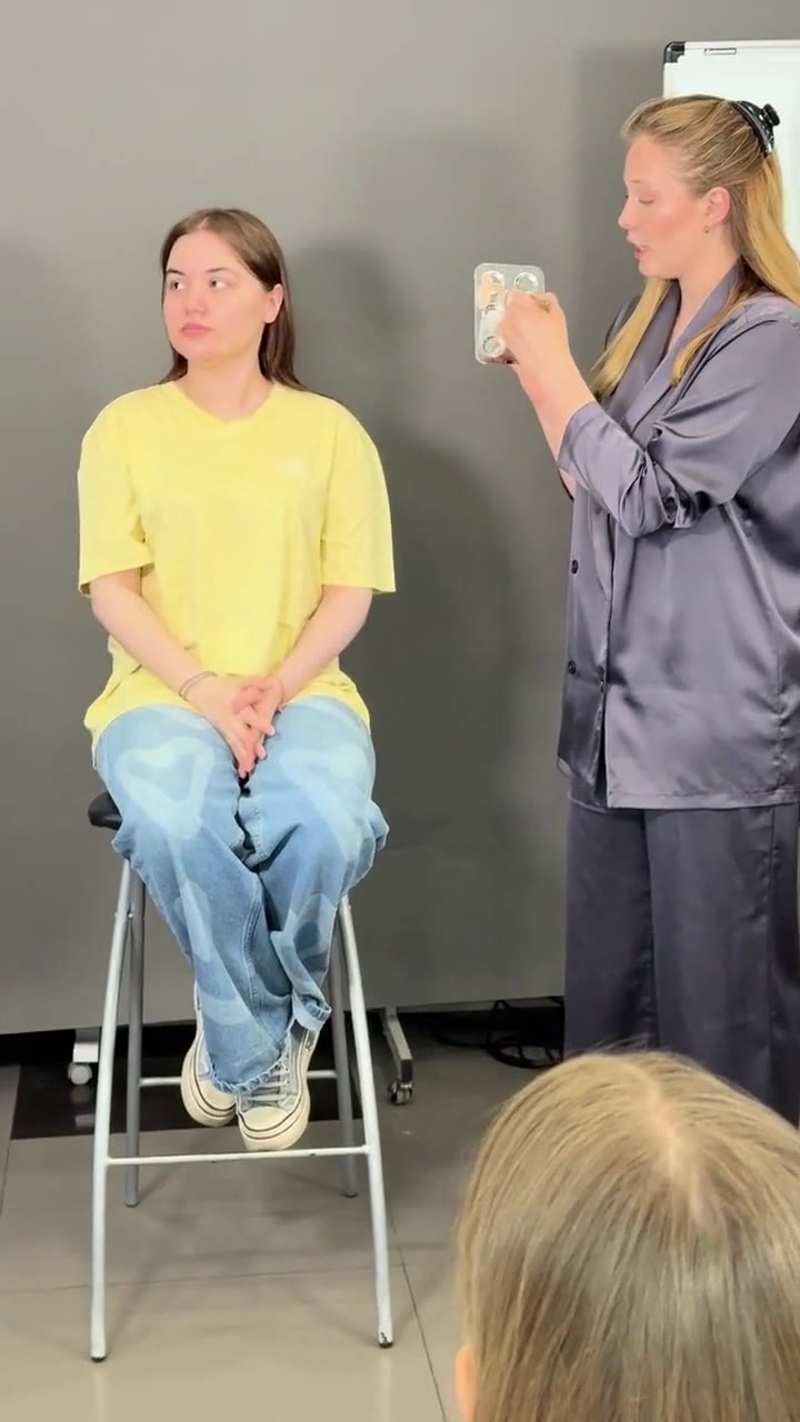 Un momento de la clase de maquillaje de Ksenia