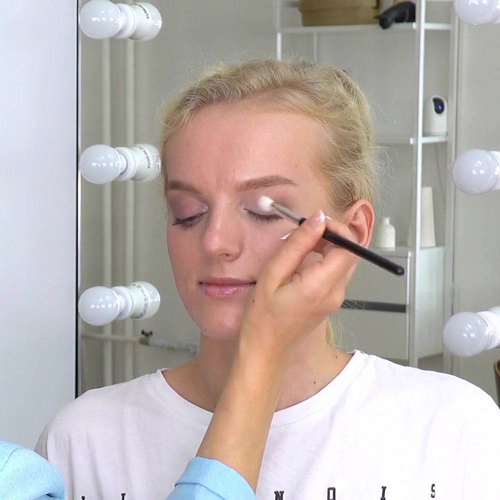 A soft transition eyeshadow is blended through the crease