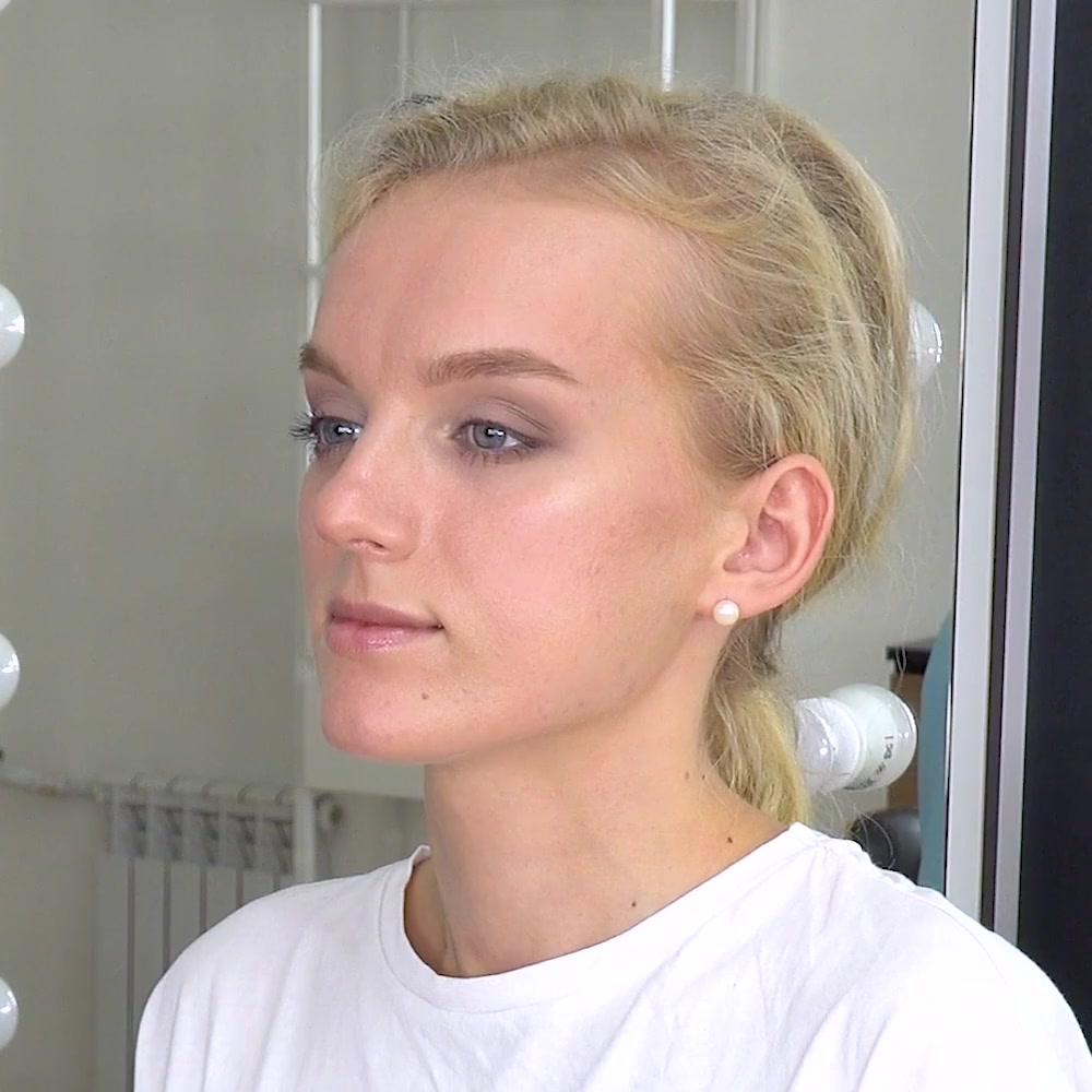 Modelo adolescente con un look de maquillaje de otoño neutral y suave