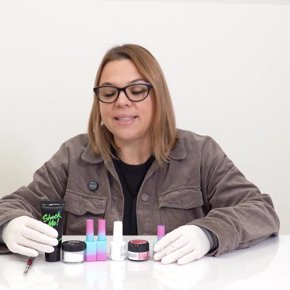 Educadora de uñas Irina Kolobovnikova presentando productos de gel para un kit de inicio para principiantes