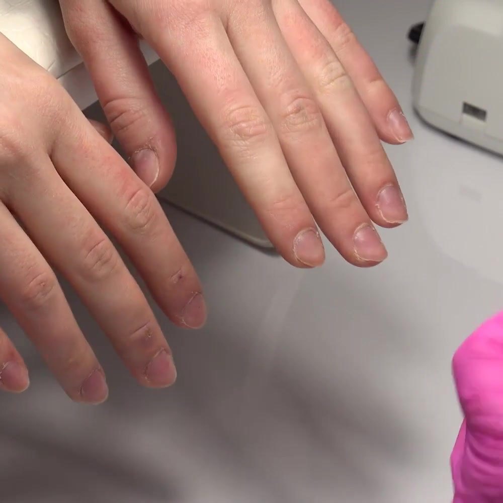 Las uñas naturales se verifican antes de que comience el manicura de gel polish