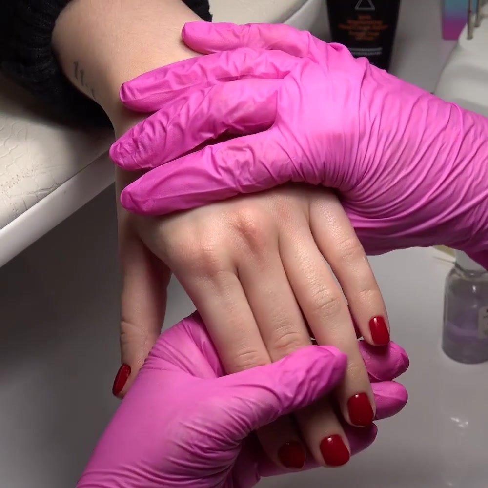Manicura de esmalte de gel rojo corto terminada demostrada en la lección de Oh!Nice SPACE