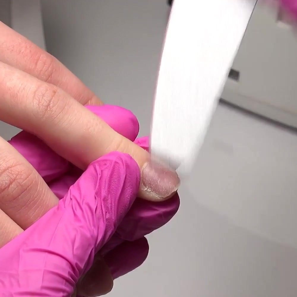 Una lima de uñas fina elimina suavemente el brillo de la superficie sin presionar la uña natural