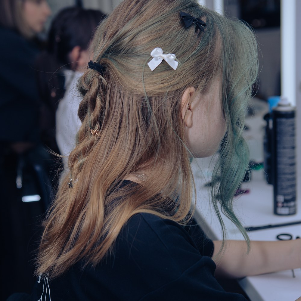 Trenza única terminada creada en una lección de peinados de Oh!Nice SPACE