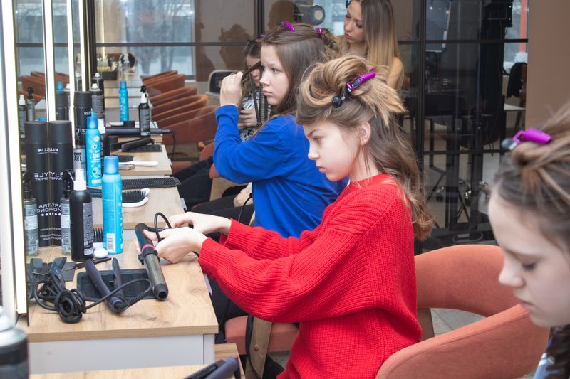 Hairstyling birthday party — teen learning curls technique
