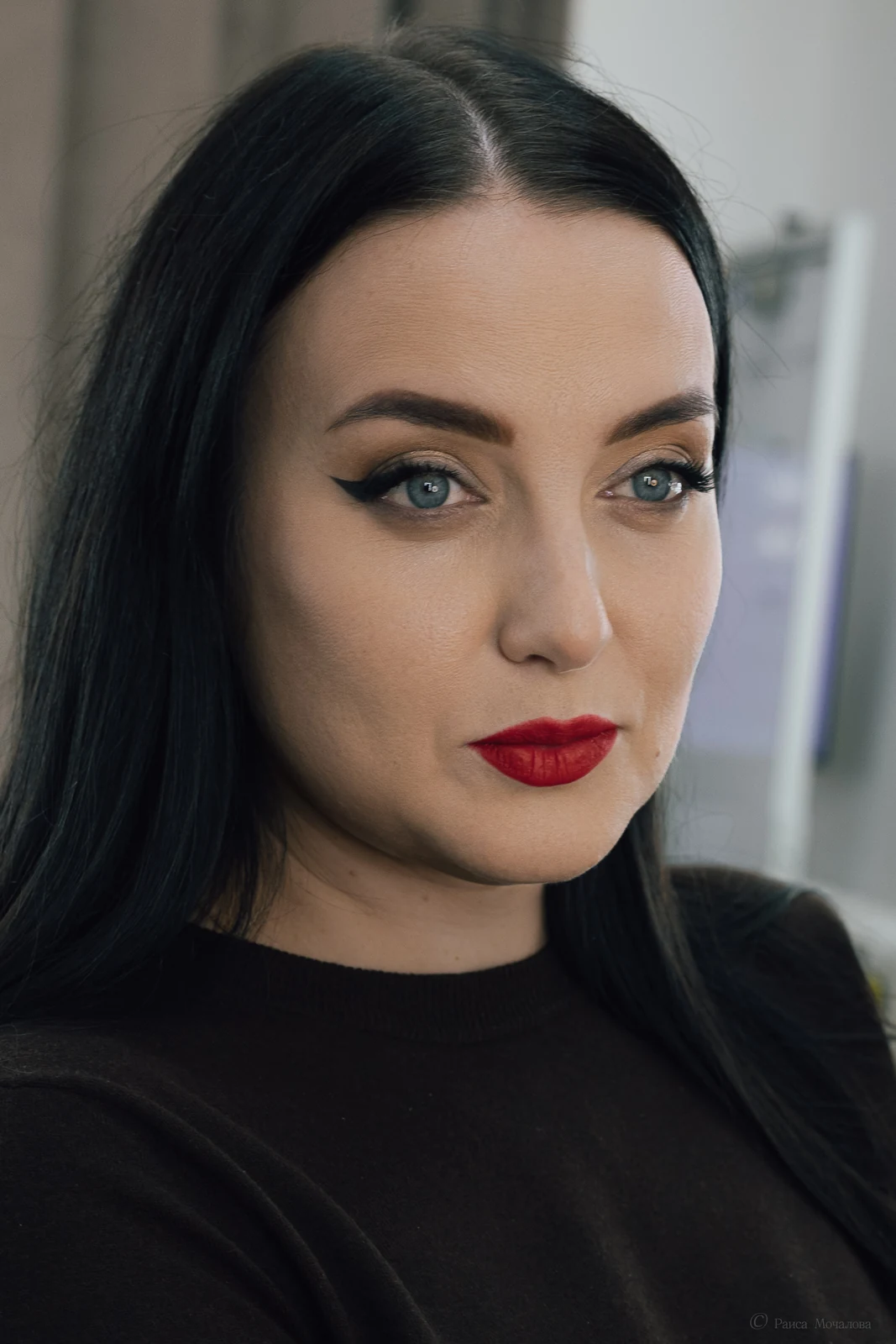 Maquillaje terminado con labios rojos y ojos definidos