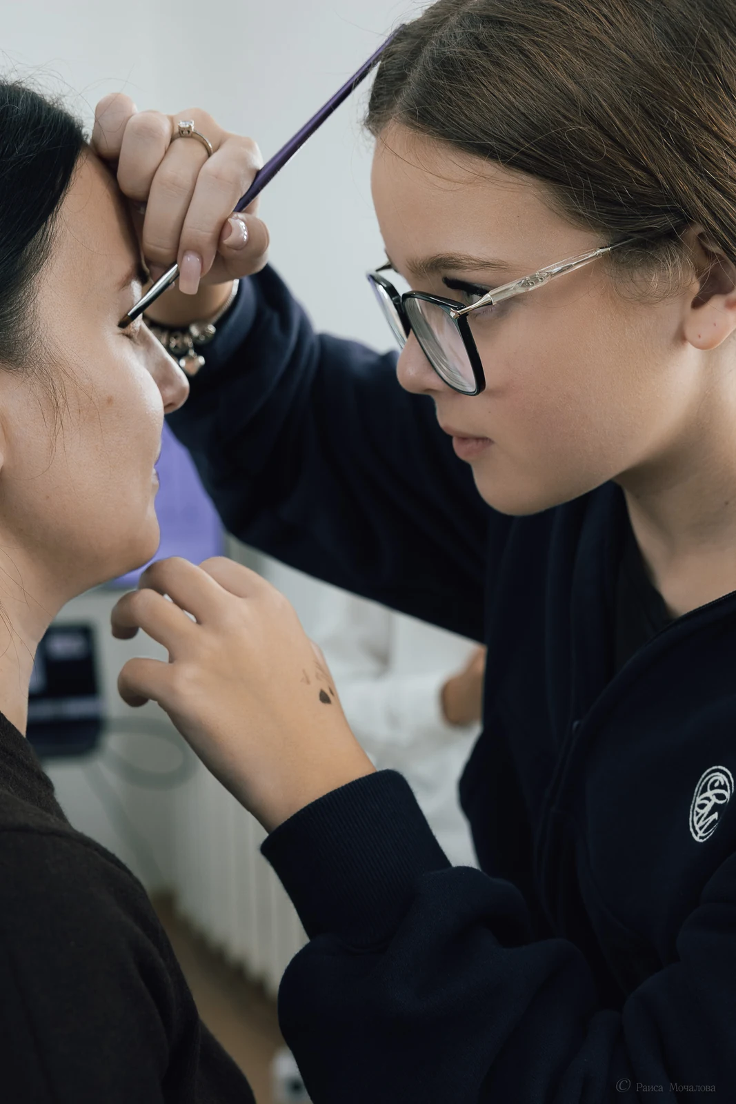 Aplicación de maquillaje en un modelo en Oh!Nice